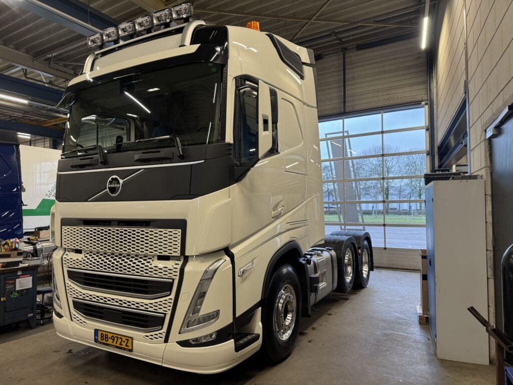 Vrachtwagen interieur reiniging bij transportbedrijf op Achtersluispolder Zaandam