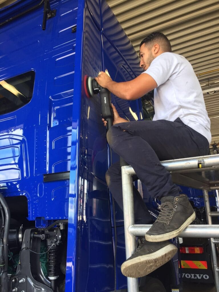 mobiele vrachtwagen poetsen op locatie Noord-Holland