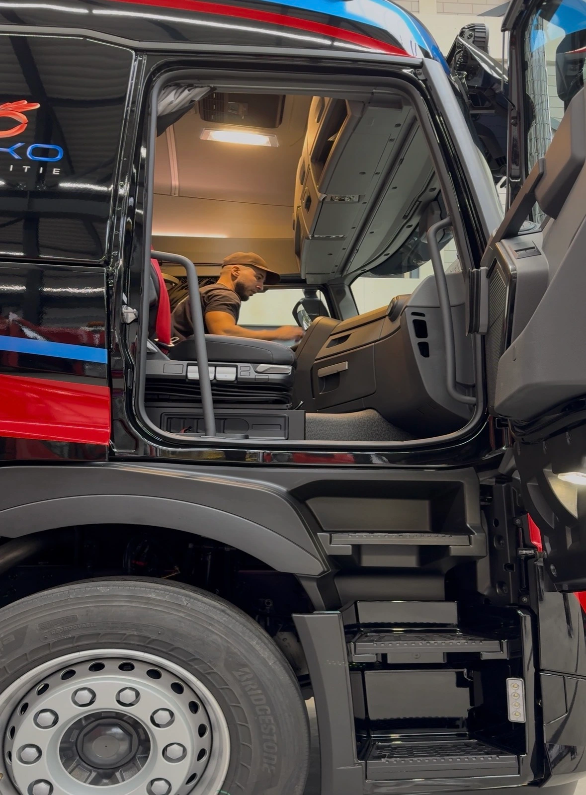 vrachtwagen interieur cabine reinigen